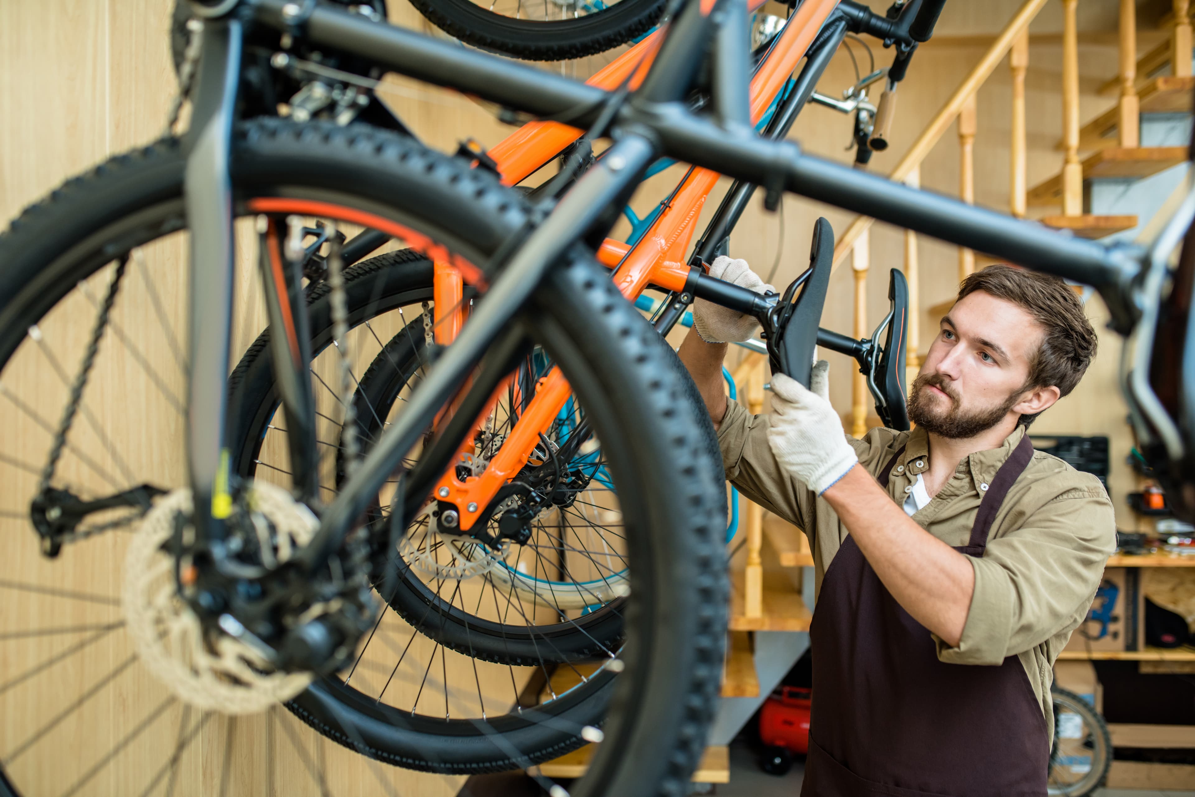 Fietsenmaker in de werkplaats van De Fietsedokter Maastricht